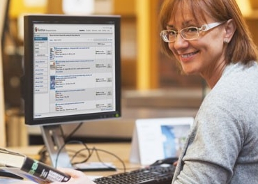 Bibliothekarin, die am Computer WorldShare Acquisitions verwendet