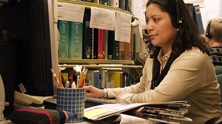 Bibliothécaire travaillant à l'ordinateur