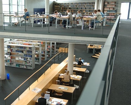 Afbeeldingen van het interieur van een bibliotheek