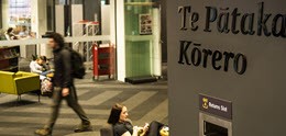 Entrada de Te Pātaka Kōrero, la biblioteca de la Universidad Victoria de Wellington (Te Herenga Waka)