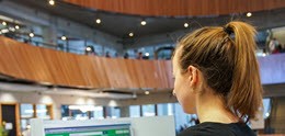 Estudiante en la biblioteca de Wageningen University &amp; Research