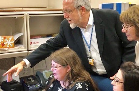 (de haut en bas) Tod Colgrove, Kathy Rush, Kelly Robertson et Joy Holt en train de saisir leur première notice de contenu en réalité étendue dans WorldCat
