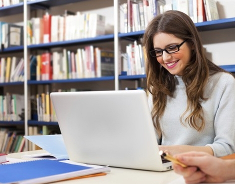 Dame op computer in bibliotheek