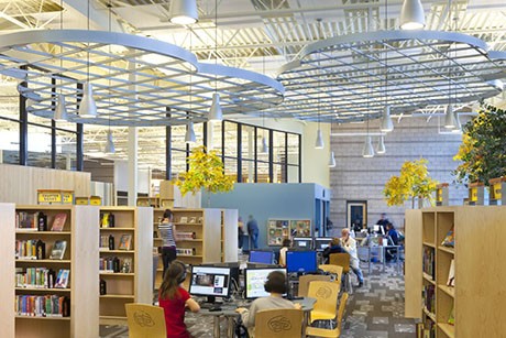 Intérieur d'une bibliothèque Anythink dans le Colorado, États-Unis.