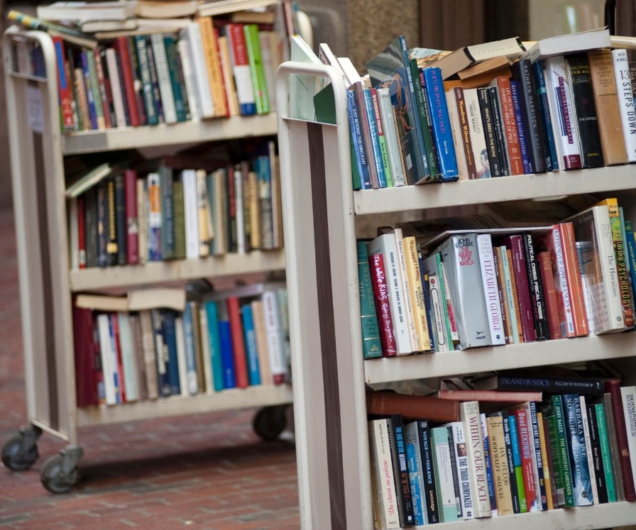Libros en un carro de la biblioteca
