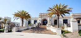 Photo : extérieur de Copley Library, Université de San Diego
