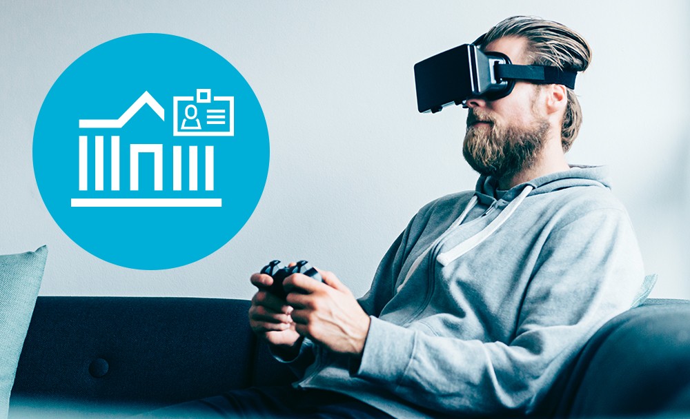 Homme utilisant des lunettes de réalité virtuelle empruntées à la bibliothèque
