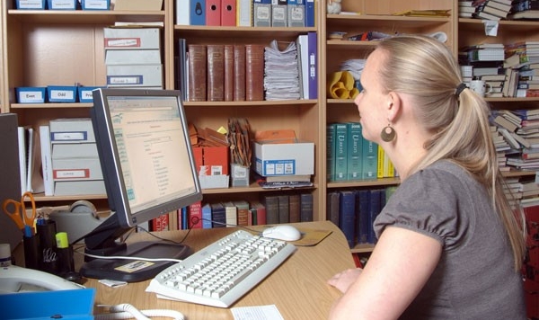 Étudiante travaillant sur un ordinateur à la bibliothèque