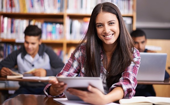 Estudiante leyendo en una tableta