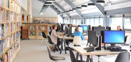 photo : Bibliothèque Farnham de l'Université des arts créatifs, intérieur