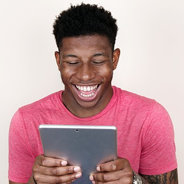 Foto: Hombre usando su tablet