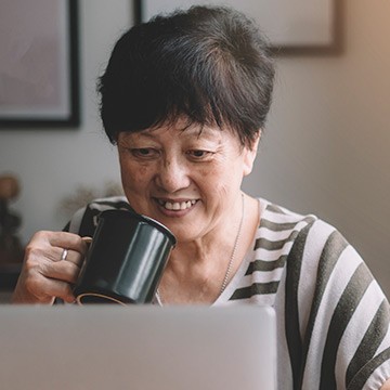 Afbeelding van een ouder persoon die onderzoek op internet doet