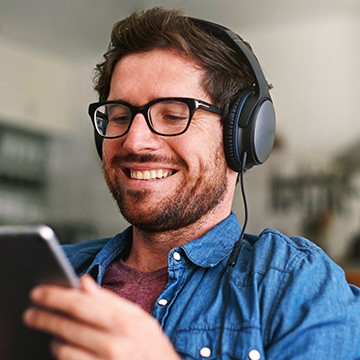 Afbeelding van iemand die een video kijkt op een tablet
