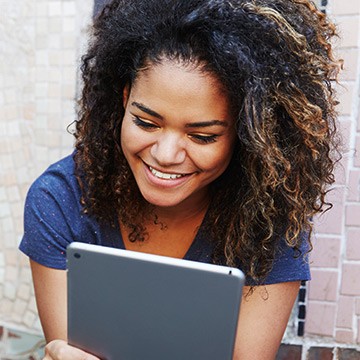 Afbeelding van iemand die een artikel leest op de laptop