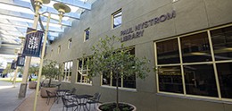 照片：杰瑟普大学 (Jessup University) 保罗·奈斯特罗姆图书馆 (Paul Nystrom Library) 外部