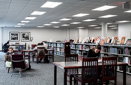 photo : intérieur de la bibliothèque du Moraine Valley Community College photo : intérieur de la bibliothèque du Moraine Valley Community College