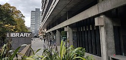 photo : extérieur de la bibliothèque centrale de l'Université d'Édimbourg