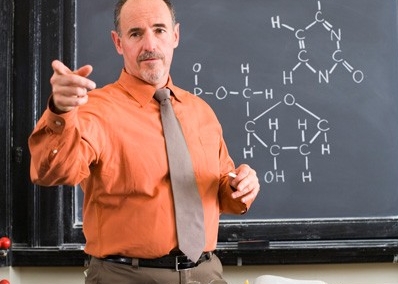 Professeur devant un tableau