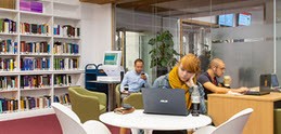 Étudiants dans un espace de la bibliothèque d'UCL