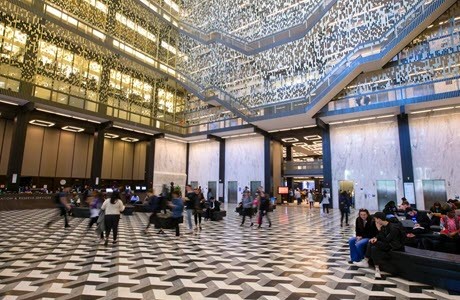 Photo de l'atrium de la bibliothèque de l'Université de New York par Bob Handelman
