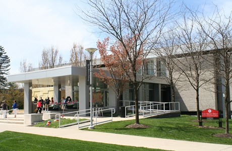 Studenten voor de Ryan Matura Library van Sacred Heart University