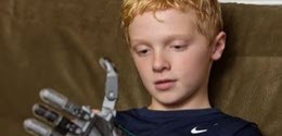 Jongen met een zelf in 3D geprinte hand in een openbare bibliotheek in Delaware