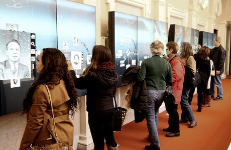 Foto van mensen die de iWall gebruiken in Slover Library, Norfolk Public Library