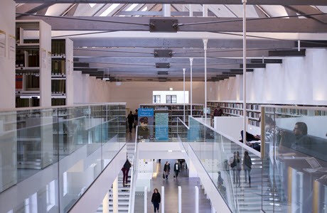 Overzicht van de 'Grande Galerie' in de bibliotheek van de Universiteit Utrecht, binnenstad.