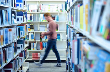 Studenten in de bibliotheek van de University of Suffolk