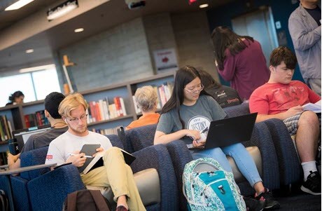 Studenten van de University of California in de bibliotheek Studenten van de University of California in de bibliotheek