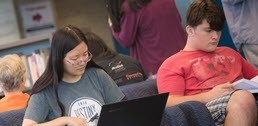 Studenten der University of California in der Bibliothek