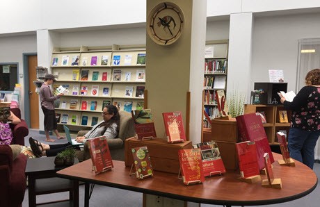 Studenten in der Lobby der Bibliothek des New England Campus der Antioch University