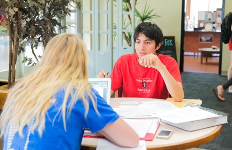 Studenten in der Bibliothek der College of Saint Benedict and Saint John's University