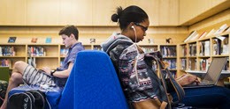 Estudiantes que asisten a la Biblioteca de Northeastern University