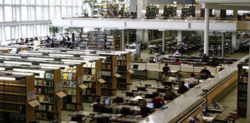 Área de lectura y estanterías en Staatsbibliothek zu Berlin