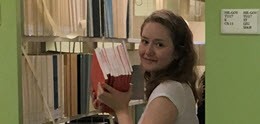 Personal de la biblioteca ubicando libros en los estantes durante la renovación