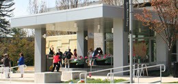 圣心大学瑞安马图拉图书馆前的学生们