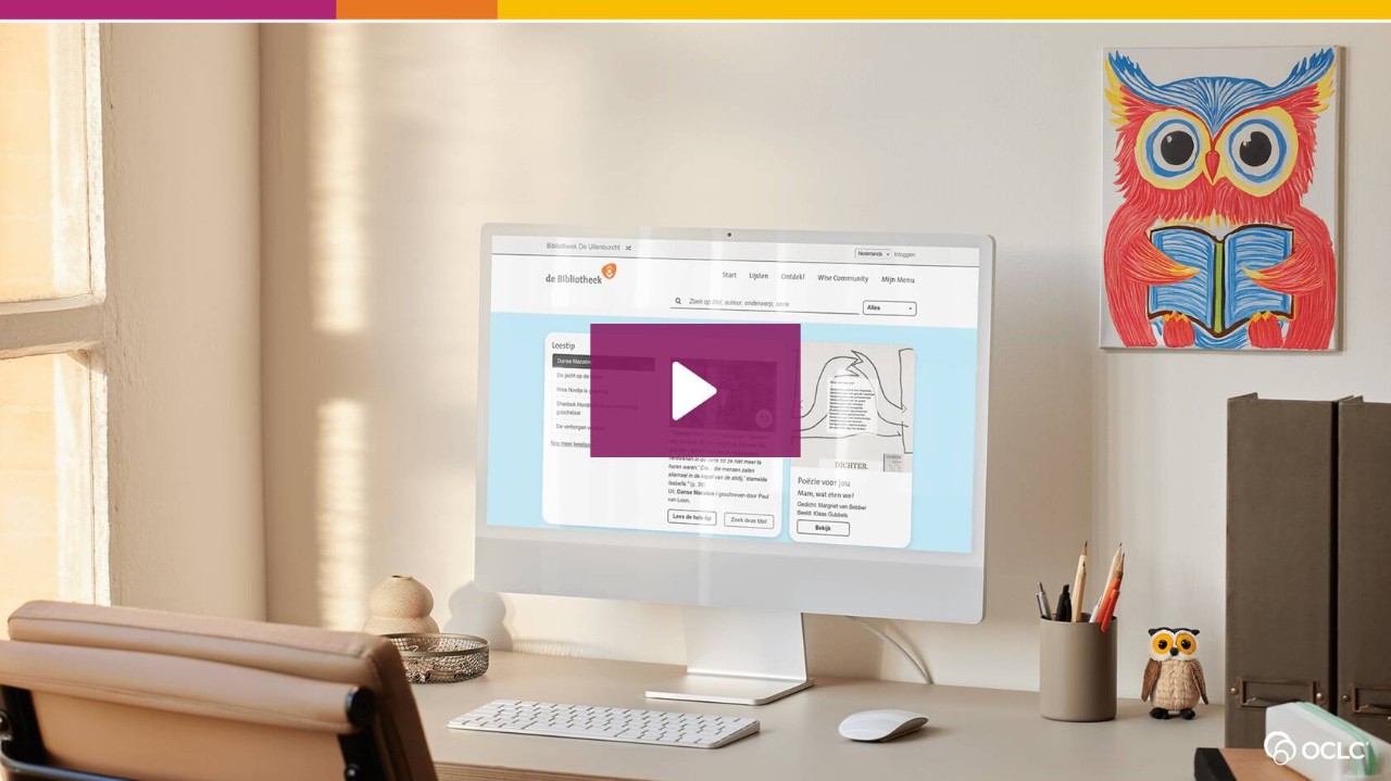 Een moderne werkplek met een computerscherm waarop de jeugdcatalogus juniorWise te zien is. Op het scherm staat een paarse afspeelknop, klaar om een video te starten. Een kleurrijke tekening van een uil hangt aan de muur, en op het bureau staan kantoorbenodigdheden en een klein uilenbeeldje.