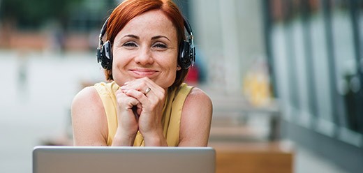 Foto: Vrouw achter haar laptop