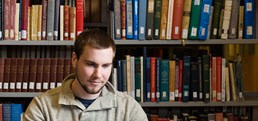 Estudiante en la biblioteca de la University of Winnipeg