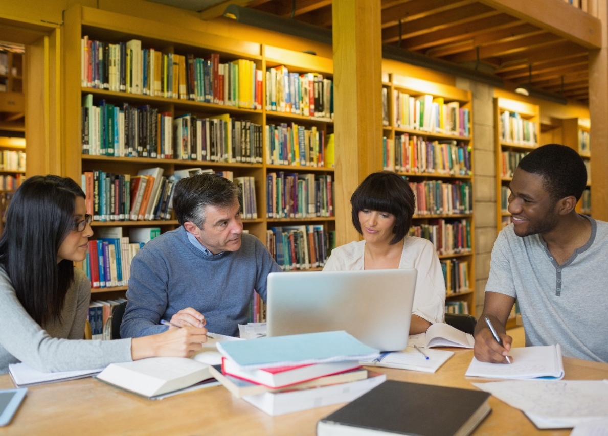 Gruppe von Menschen, die zusammen in einer Bibliothek arbeiten