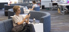 Afbeelding van een student in de Claremont Colleges Library