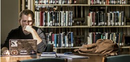 Estudiante estudiando en la biblioteca de Eastern Kentucky University