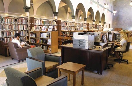 Bild von Studenten in der Woodbury University Library