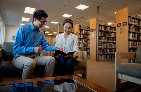 Studenten in de bibliotheek van Gateway Seminary Studenten in de bibliotheek van Gateway Seminary