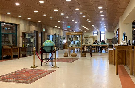 Foto van een binnengang van de Rare Books and Special Collections Library van de American University in Caïro.