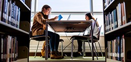 Photo : des étudiants travaillent à une table de la bibliothèque DeWitt, au Northwestern College.