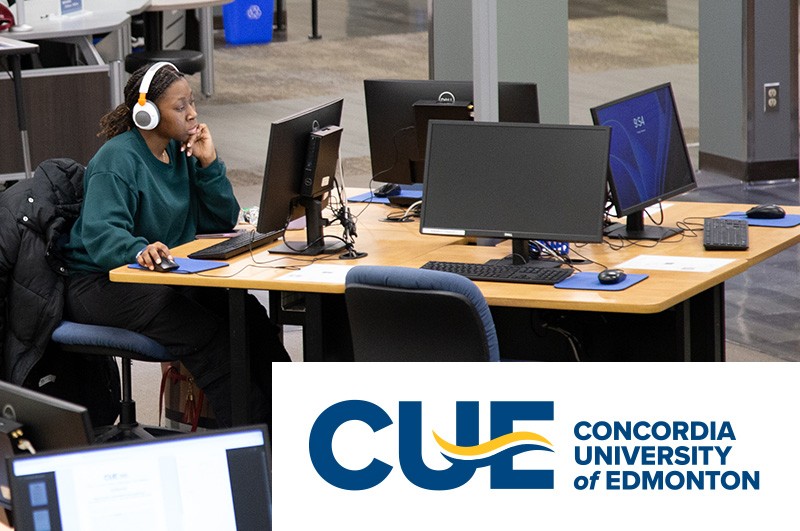 Foto: Student met koptelefoon aan een computer