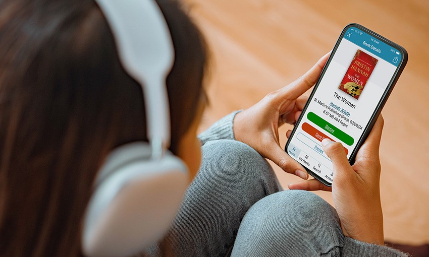 Foto: Mädchen öffnet ein E-Hörbuch auf seinem Smartphone