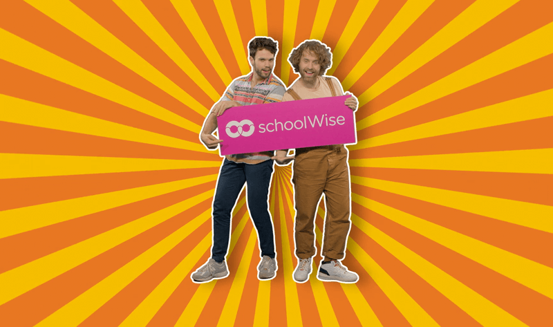 Twee mensen houden een paars bord vast met daarop het logo van schoolWise, tegen een achtergrond met oranje en gele stralen. Het beeld straalt energie en vrolijkheid uit.